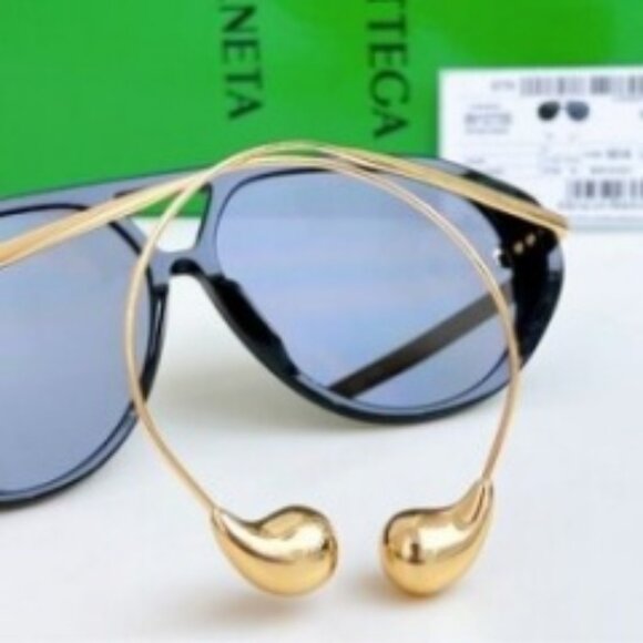 Bottega Veneta’s Stylish Black Gradient Lenses